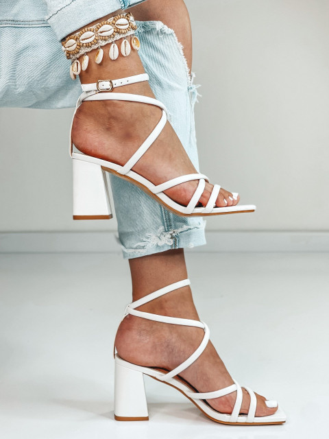 Dámske sandále na nízkom opätku - biele