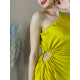Dámske asymetrické plisované šaty na jedno rameno - žlté