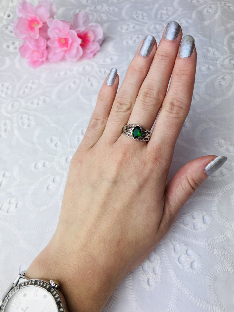Dámsky strieborný prsteň so zeleným kryštálom 9