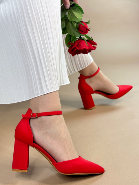 Dámske červené saténové sandále na hrubom opätku