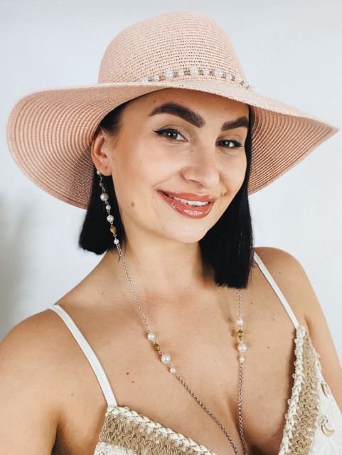 Dámsky ružový slamený klobúk s perlami